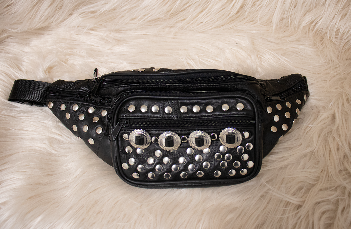 FLAT RIVETS AND ROUND CONCHO FANNY PACK